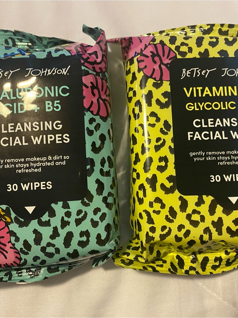 2 Betsey Johnson Facial Wipes Hyaluronic Acid + B5 - Picture 2 of 2
